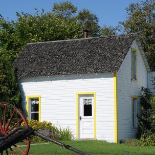 Maison canadienne blanche et jaune ayant appartenu à la famille Bédard.